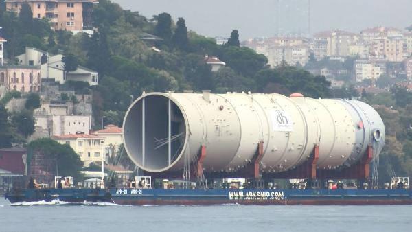 İstanbul Boğazı'ndan şaşırtan geçiş