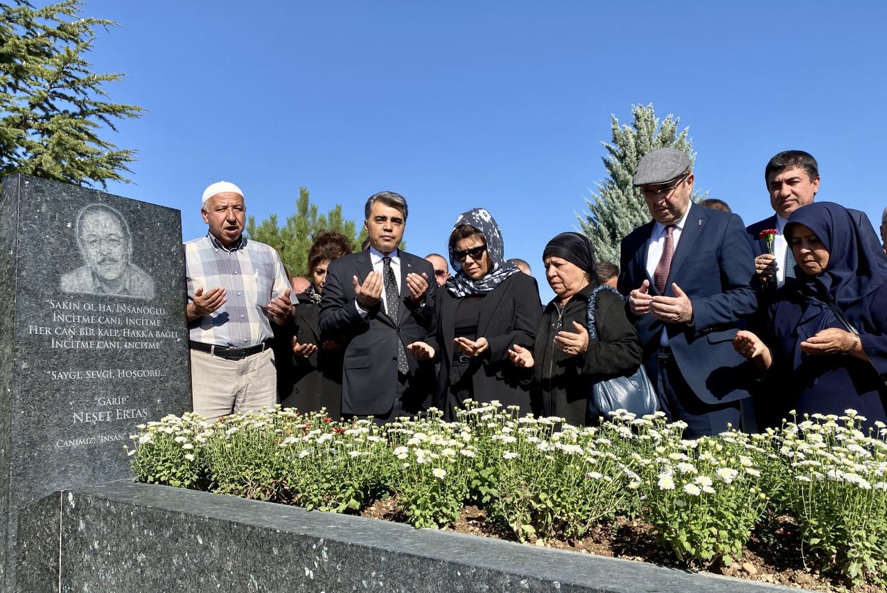 Halk ozanı Neşet Ertaş, Kırşehir'de mezarı başında anıldı