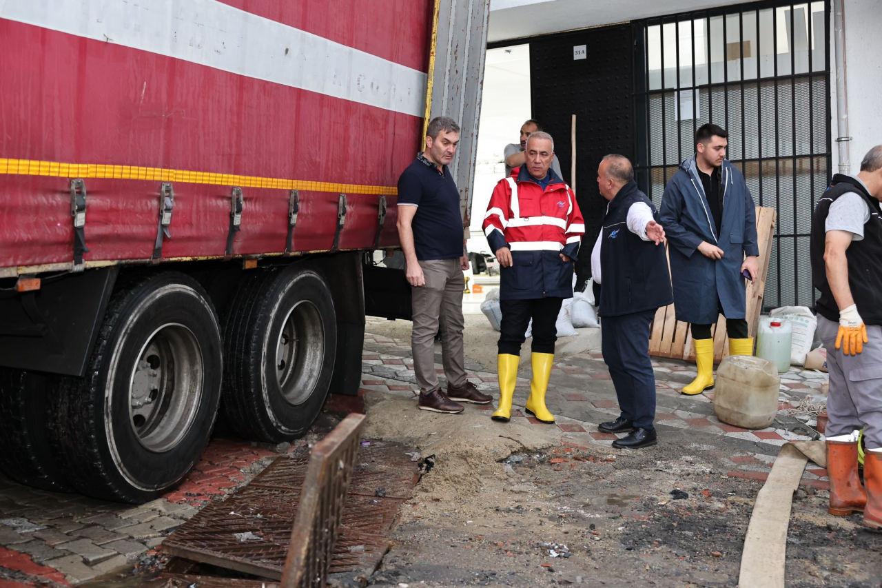 Sultangazi Belediye Başkanı selden etkilenen bölgeleri yerinde inceledi