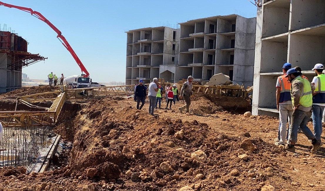 Adıyaman’da kule vinç devrildi: 2 yaralı