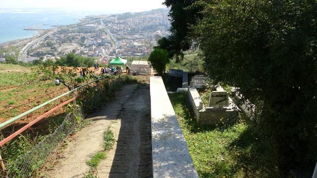 Manzaralı mezar yeri için tartıştılar: Bir kişi hastaneye kaldırıldı!