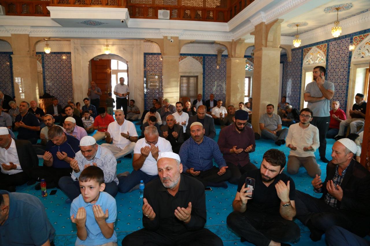 Karabağ'daki operasyonda şehit olan askerler için Bakü'de gıyabi cenaze namazı kılındı