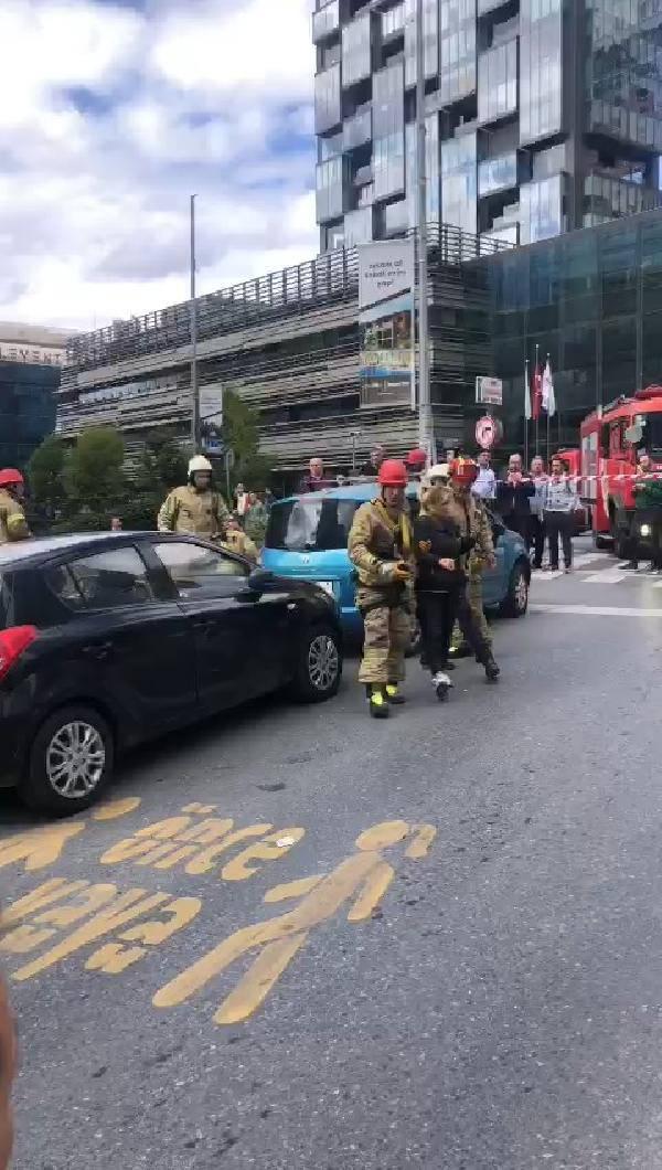 Şişli'de kaldırım çöktü, kadın içine düştü!