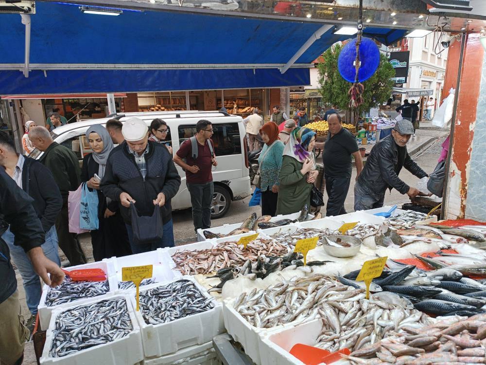 Havalar bozdu, hamsi 40 TL’den 70 TL’ye yükseldi