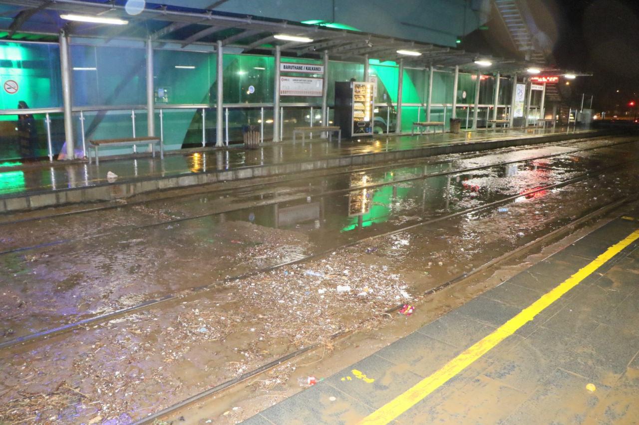 Sağanak yağış Samsun'u vurdu! Cadde ve sokaklar göle döndü