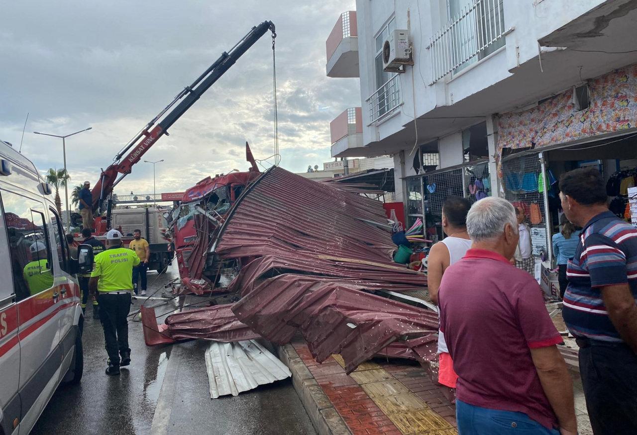 Mersin'de TIR dehşeti: Mağazaya girdi, 7 kişi yaralandı!