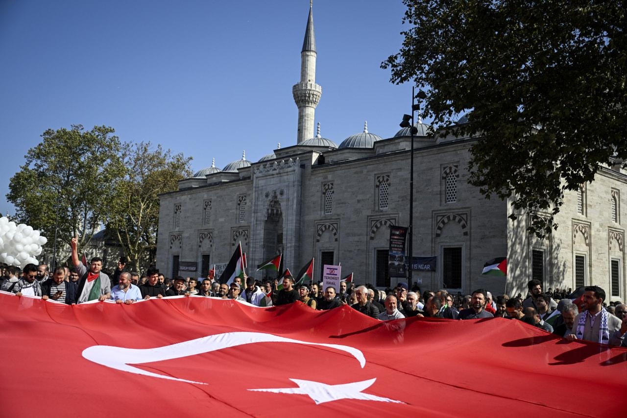 İsrail'in Gazze'ye yönelik saldırıları Beyazıt Meydanı'nda protesto edildi