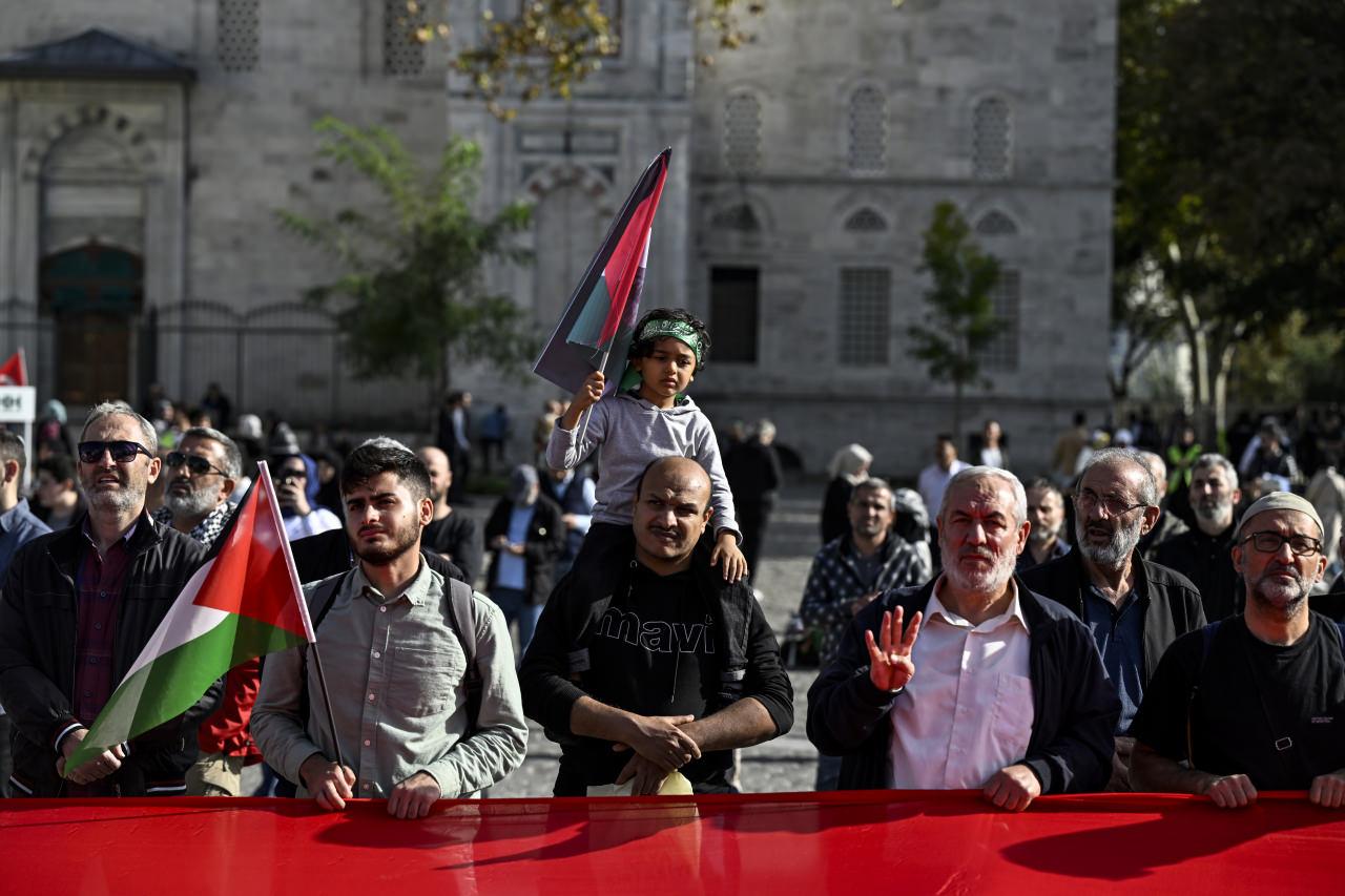 İsrail'in Gazze'ye yönelik saldırıları Beyazıt Meydanı'nda protesto edildi