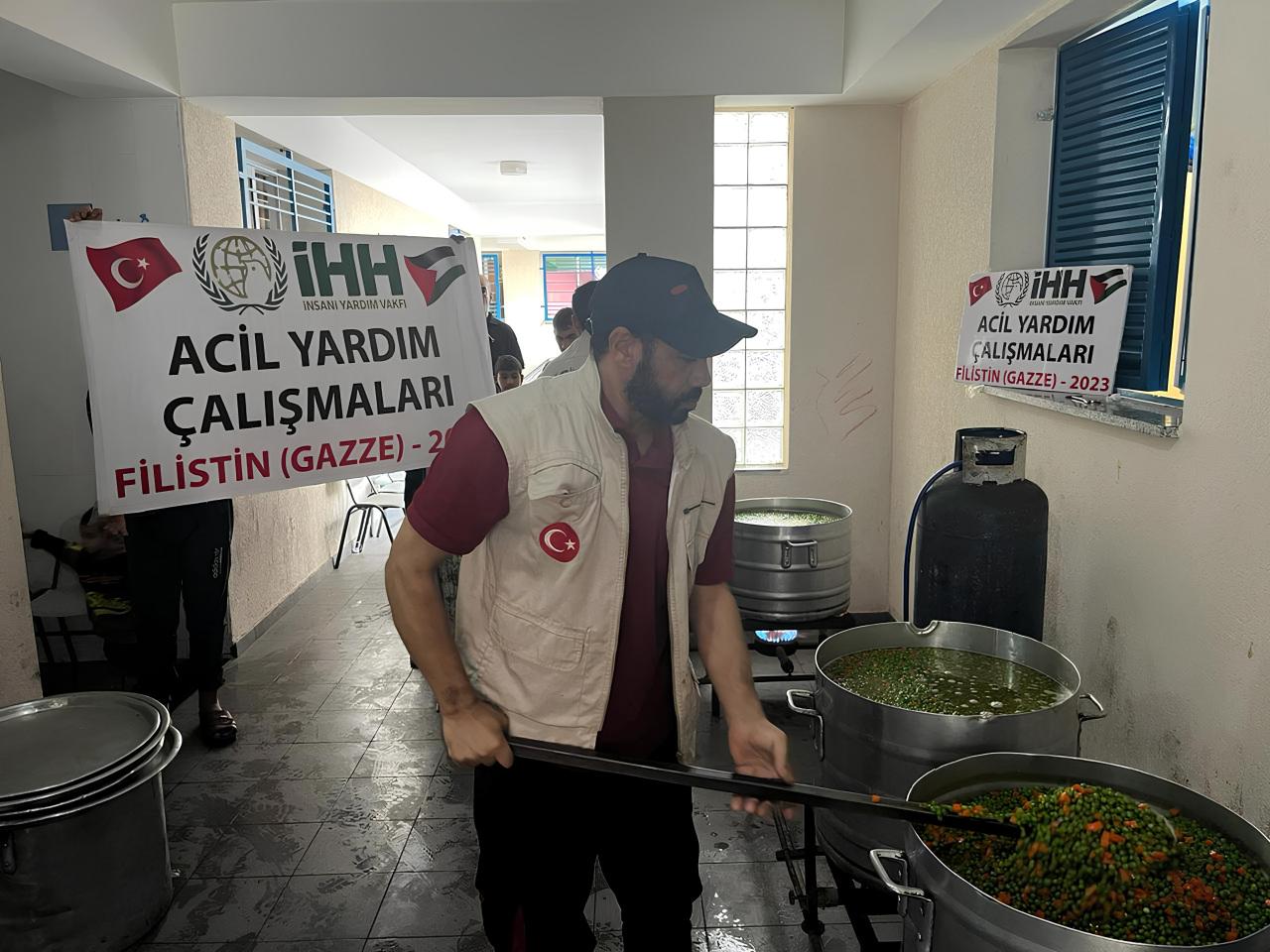 İHH, Gazze’de sıcak yemek dağıtımlarına devam ediyor