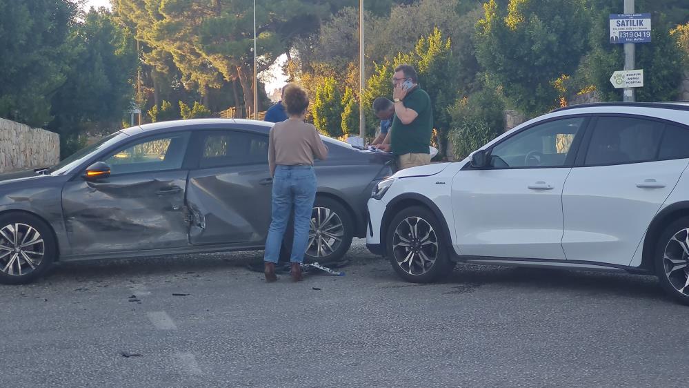 Ünlü oyuncu Esra Akkaya Bodrum’da trafik kazası yaptı