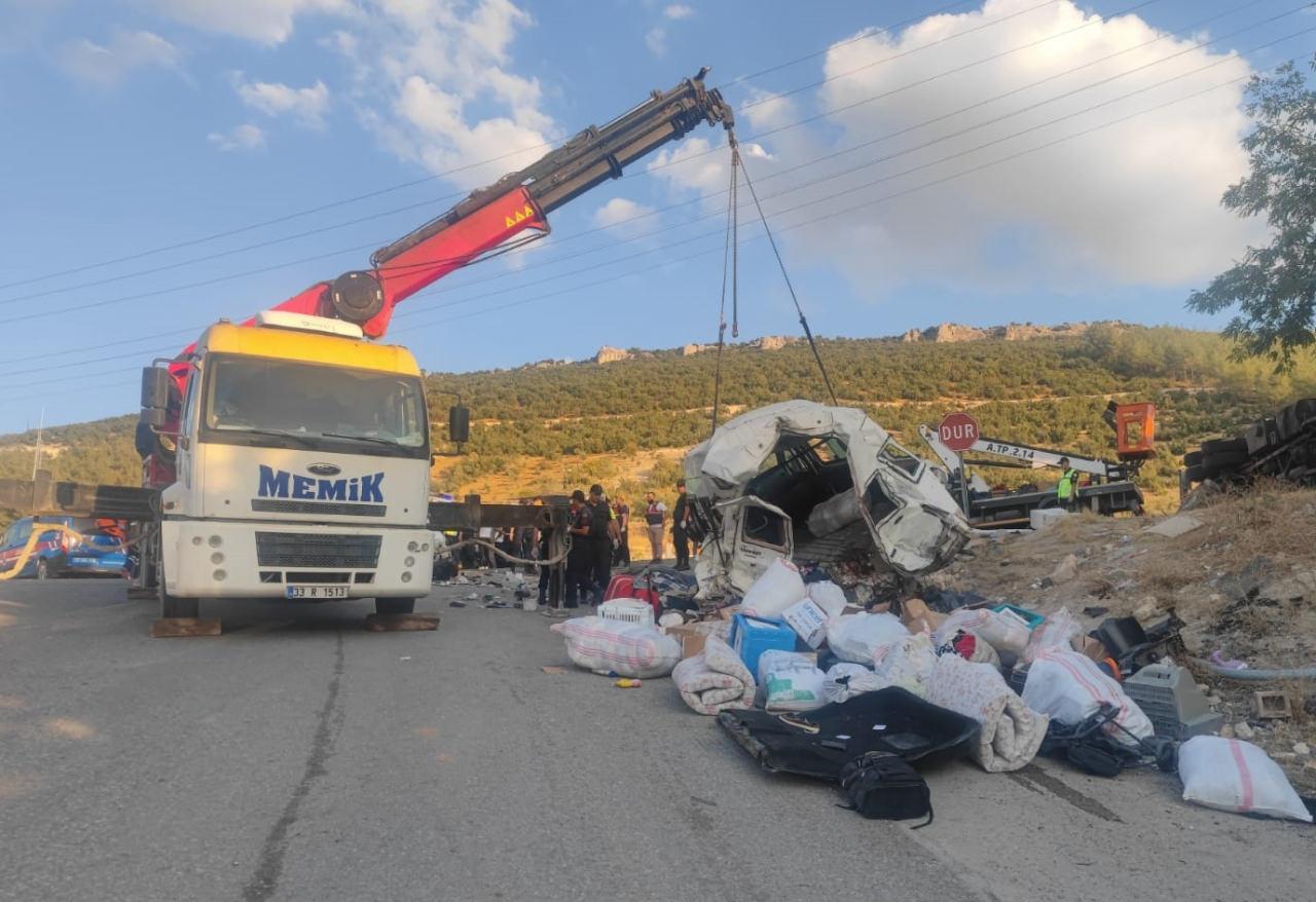 Gaziantep'te kamyon yoldaki araçlara çarptı: 5 ölü, 17 yaralı