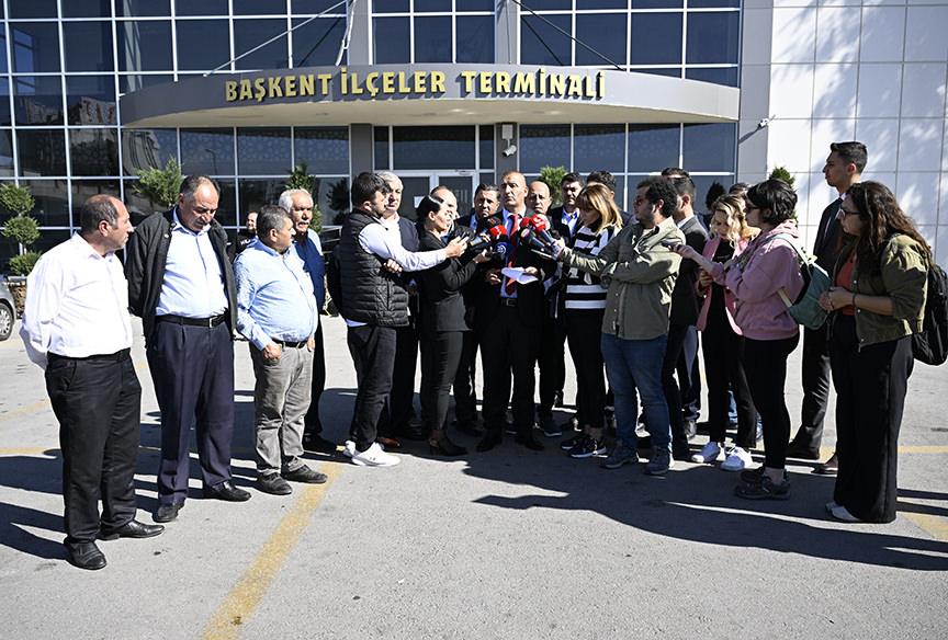 Halk otobüsleri, ayın 1'i ile 4'ü arası ücretsiz yolcu taşıma kararını afişlerle duyurdu