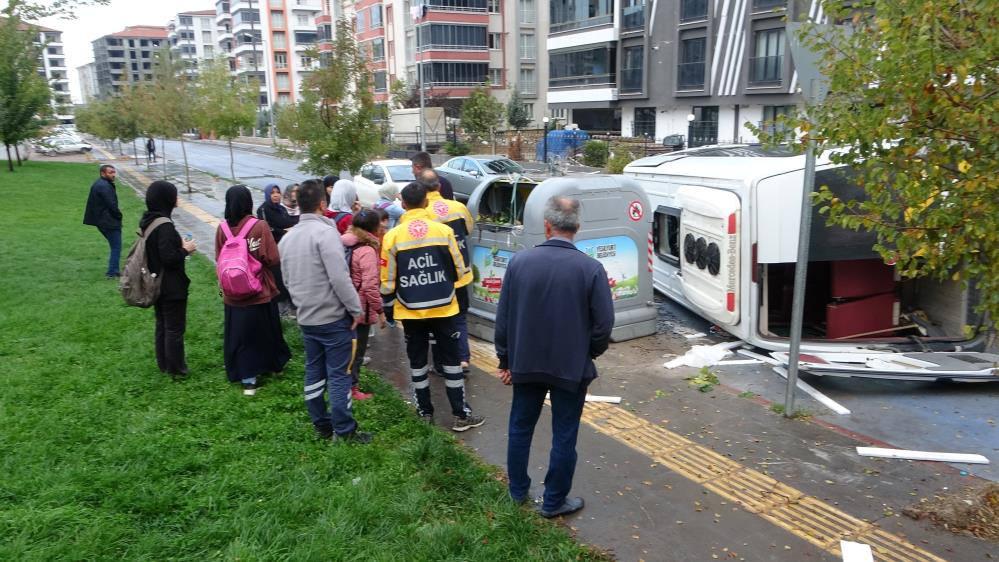 Minibüsle çarpışan öğrenci servisi devrildi