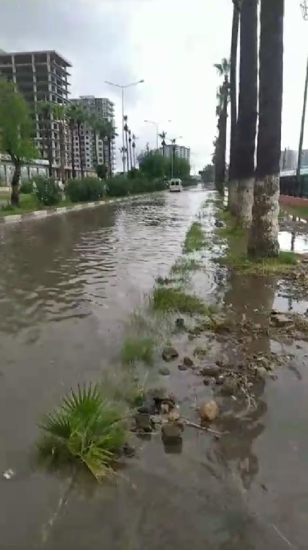 Hatay'da sağanak; ev ve iş yerleri su ile doldu