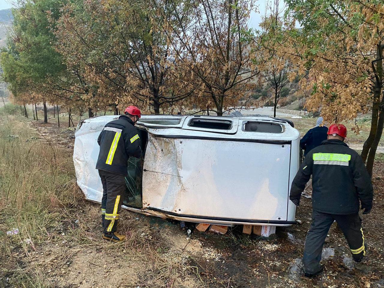 Manisa'da bariyerlere çarpan araç yan yattı