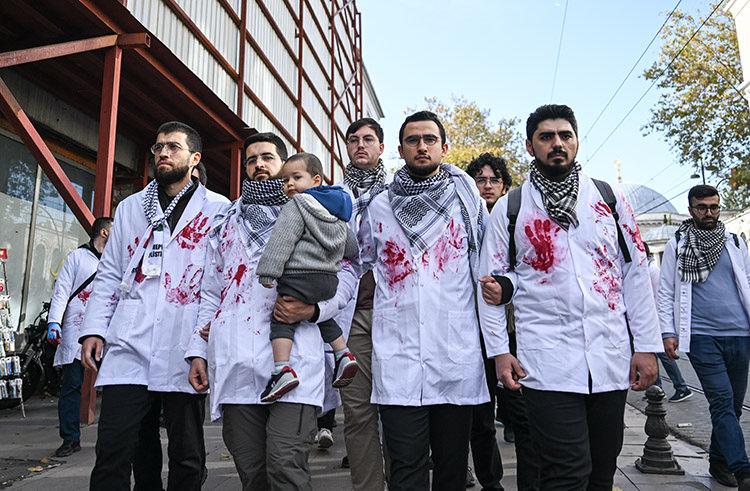 İstanbul'da doktorlardan Gazze için sessiz yürüyüş