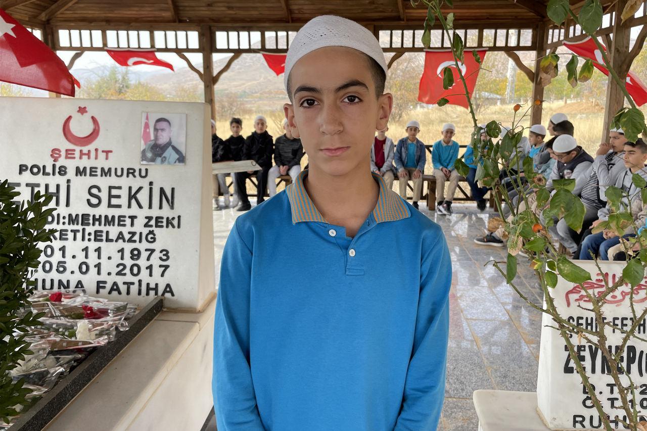 Şehit Fethi Sekin'in doğum gününde kabri başında Kur'an-ı Kerim okudular