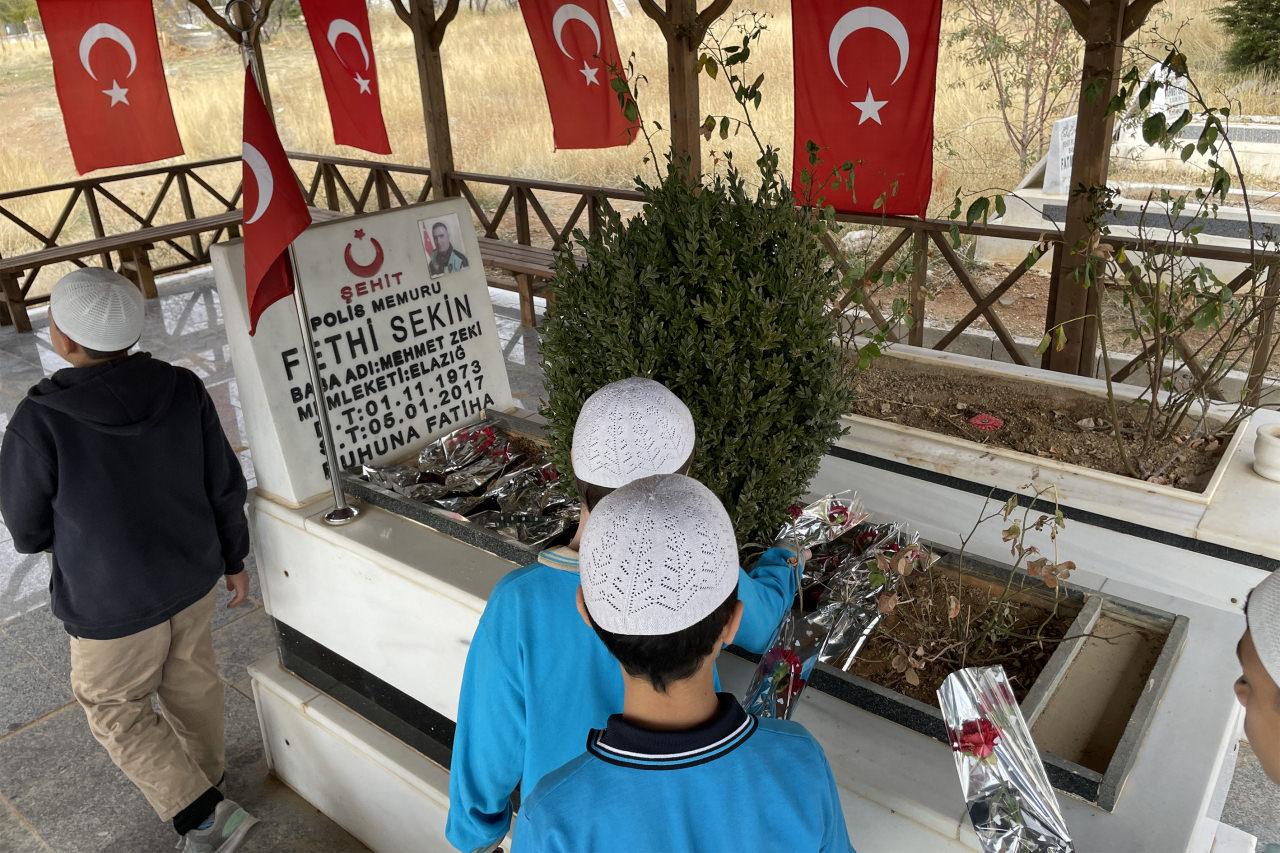 Şehit Fethi Sekin'in doğum gününde kabri başında Kur'an-ı Kerim okudular