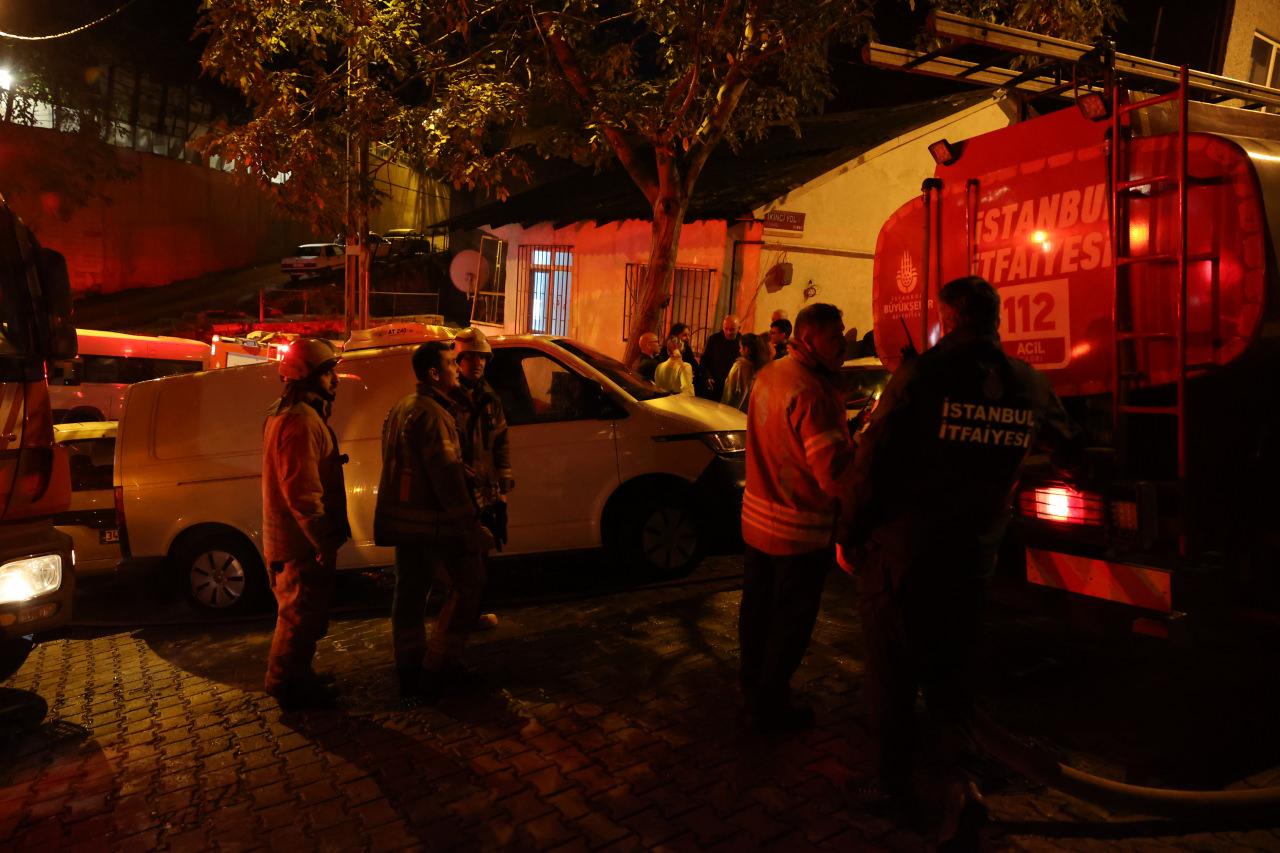 Şişli'de çatıda çıkan yangın söndürüldü