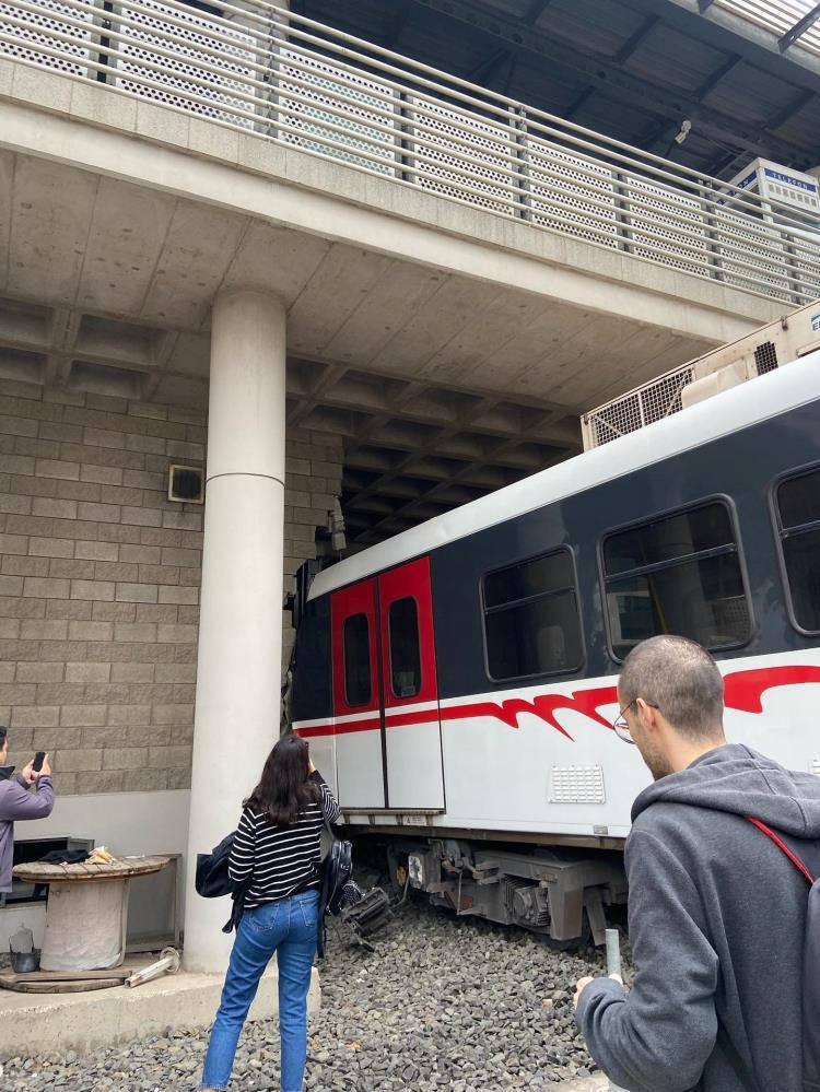 İzmir'de raydan çıkan metro duvara çarptı