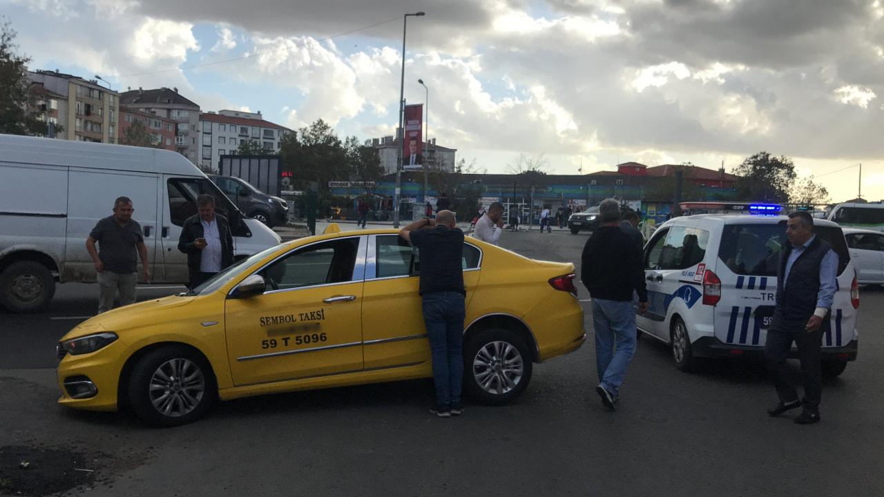 Tekirdağ'da taksi çukura düştü! CHP'li belediyeye isyan etti