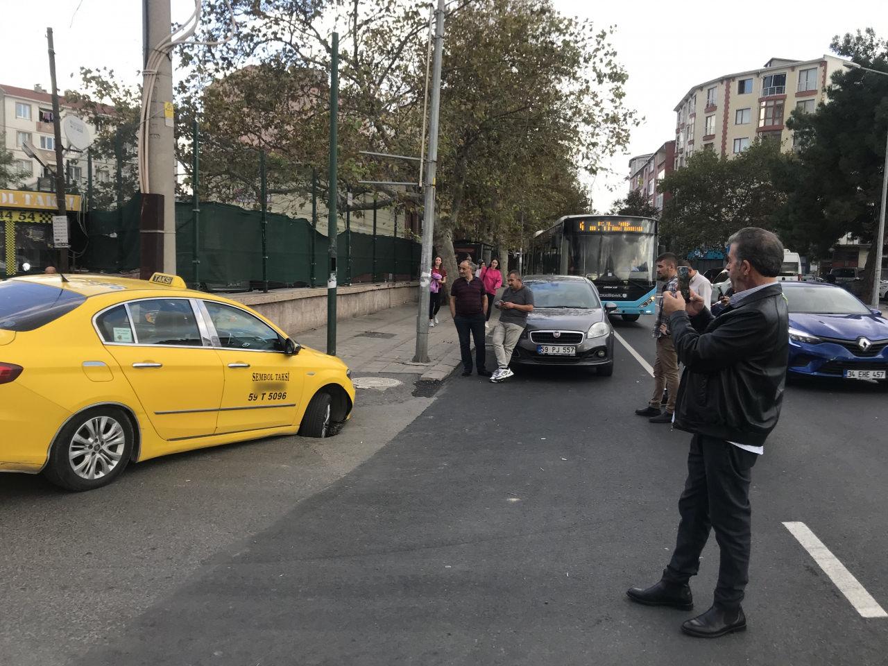 Tekirdağ'da taksi çukura düştü! CHP'li belediyeye isyan etti