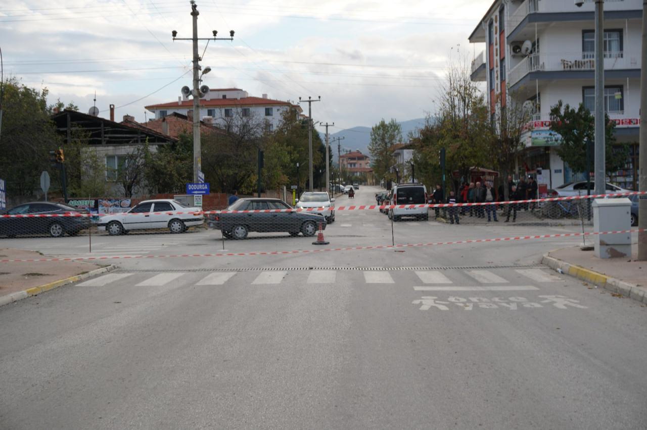 Çorum'da bir vatandaş, arazisinden geçen yolu mahkeme kararıyla ulaşıma kapattı