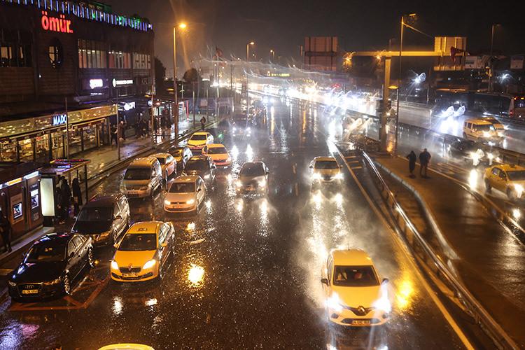 İstanbul'da sağanak ve şiddetli rüzgar hayatı olumsuz etkiliyor