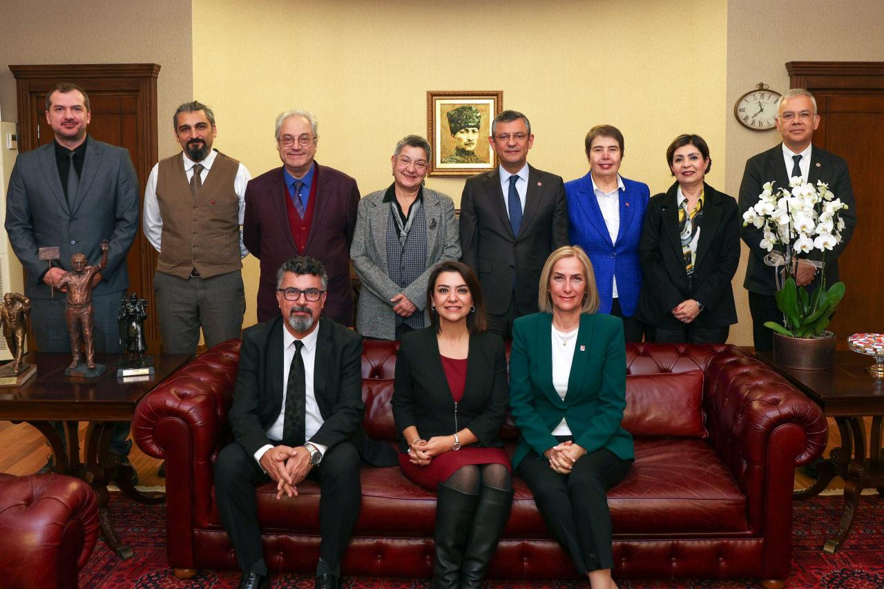 PKK destekçisi Chakar'ın elini öpen Özgür Özel, bunu da yaptı! Yeni skandal...