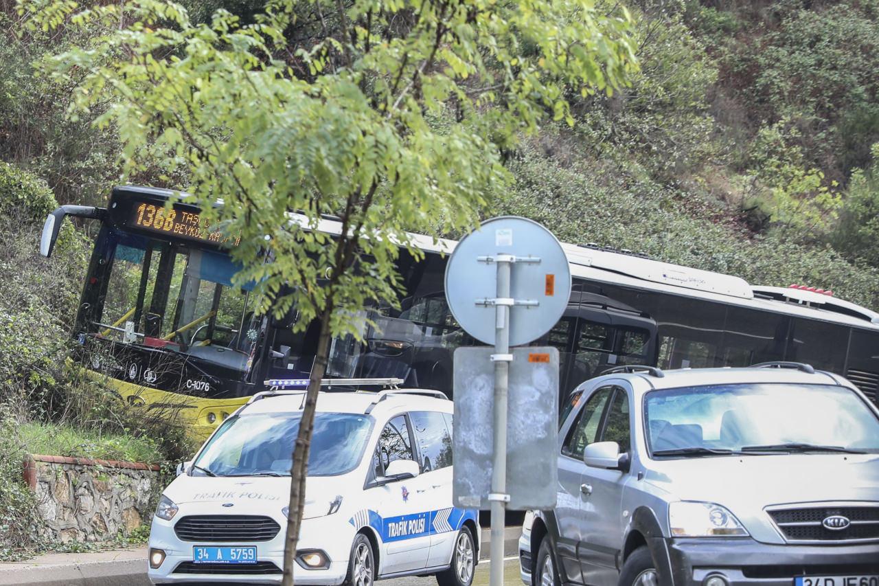 Ümraniye'de virajı alamayan özel halk otobüsü kaldırıma çıktı