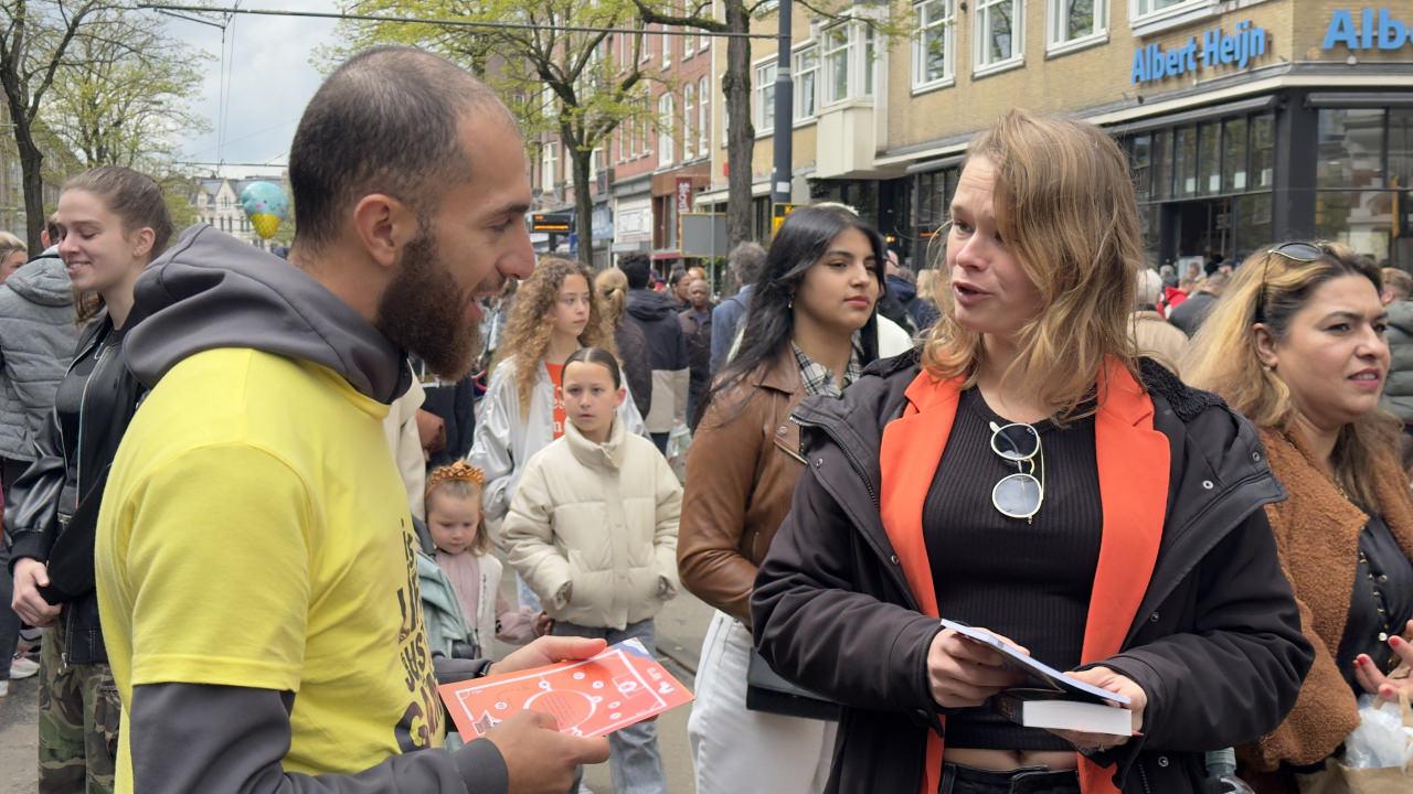 Hollanda'da Kral Günü'nde 15 kentte İslam'ı anlatmak için Kur'an-ı Kerim dağıtıldı