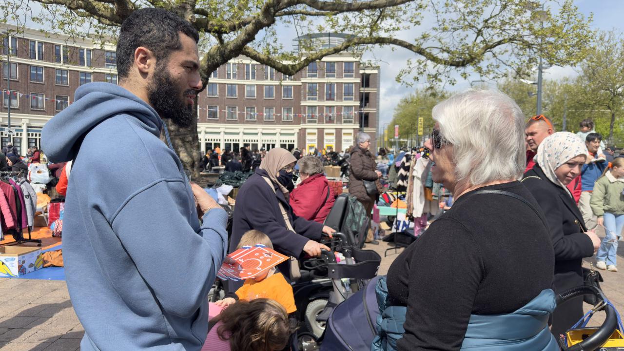 Hollanda'da Kral Günü'nde 15 kentte İslam'ı anlatmak için Kur'an-ı Kerim dağıtıldı