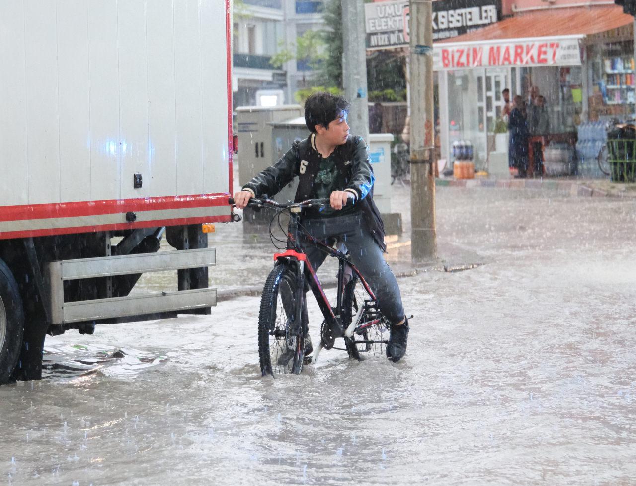 Ankara'da sağanak şiddetlendi: Meteoroloji'den 14 il için kuvvetli yağış uyarısı!