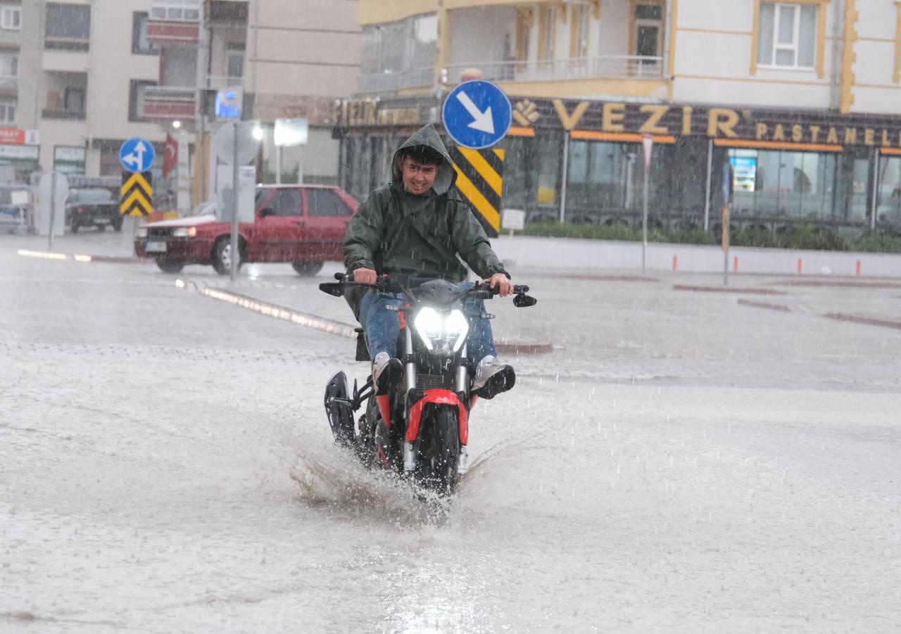 Ankara'da sağanak şiddetlendi: Meteoroloji'den 14 il için kuvvetli yağış uyarısı!