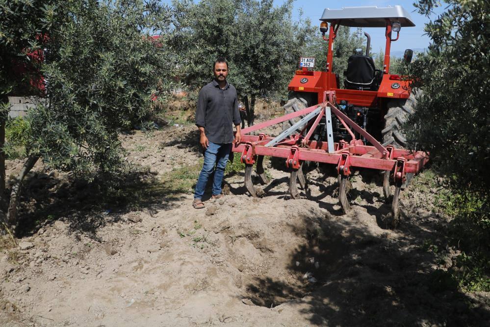 Bahçesini çapaladı, altın fışkırdı