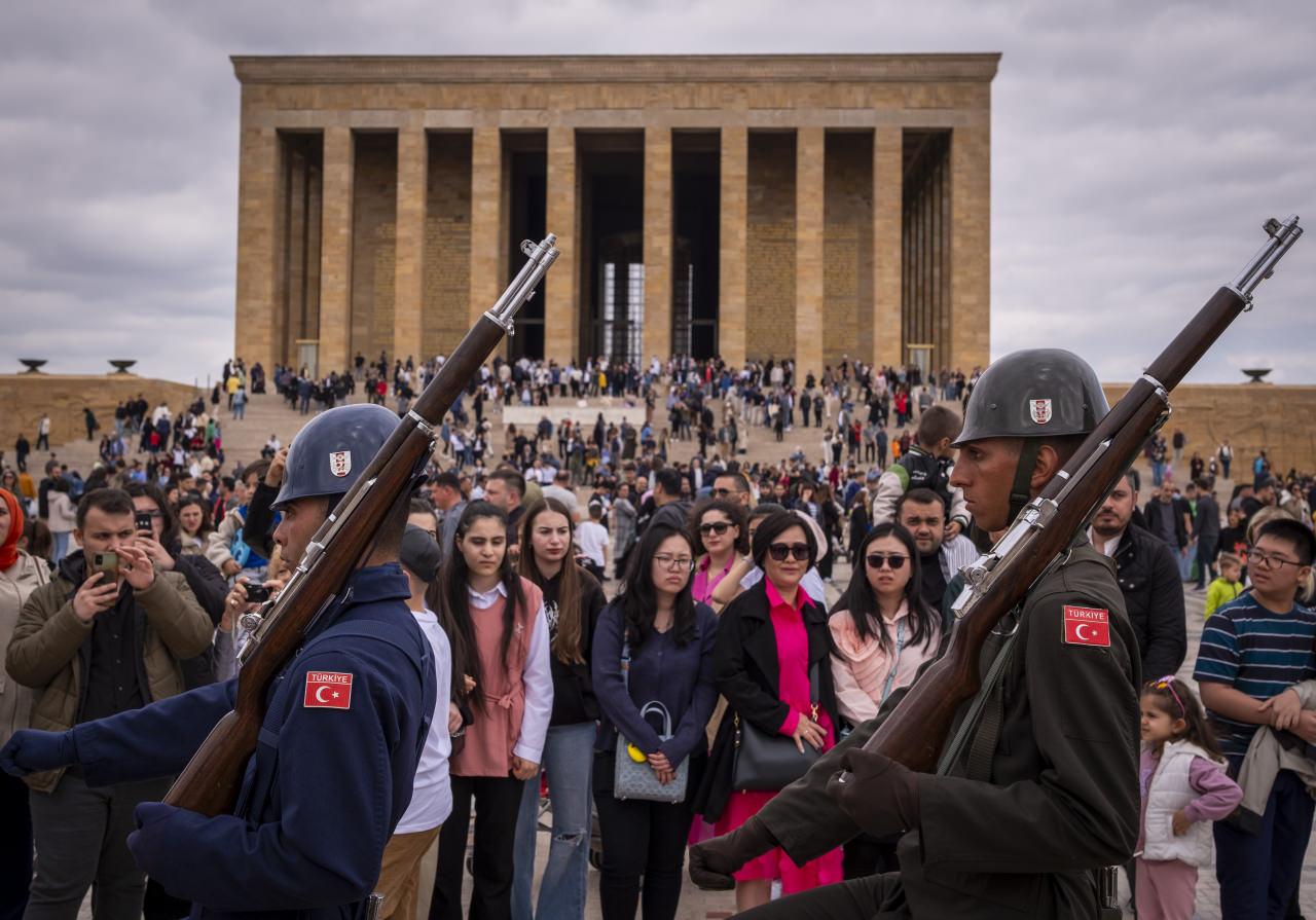 Anıtkabir'de bayram tatilinde ziyaretçi yoğunluğu