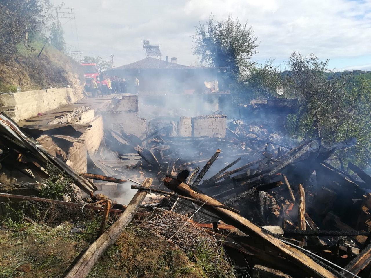 Zonguldak'ta iki ahşap ev tamamen kül oldu