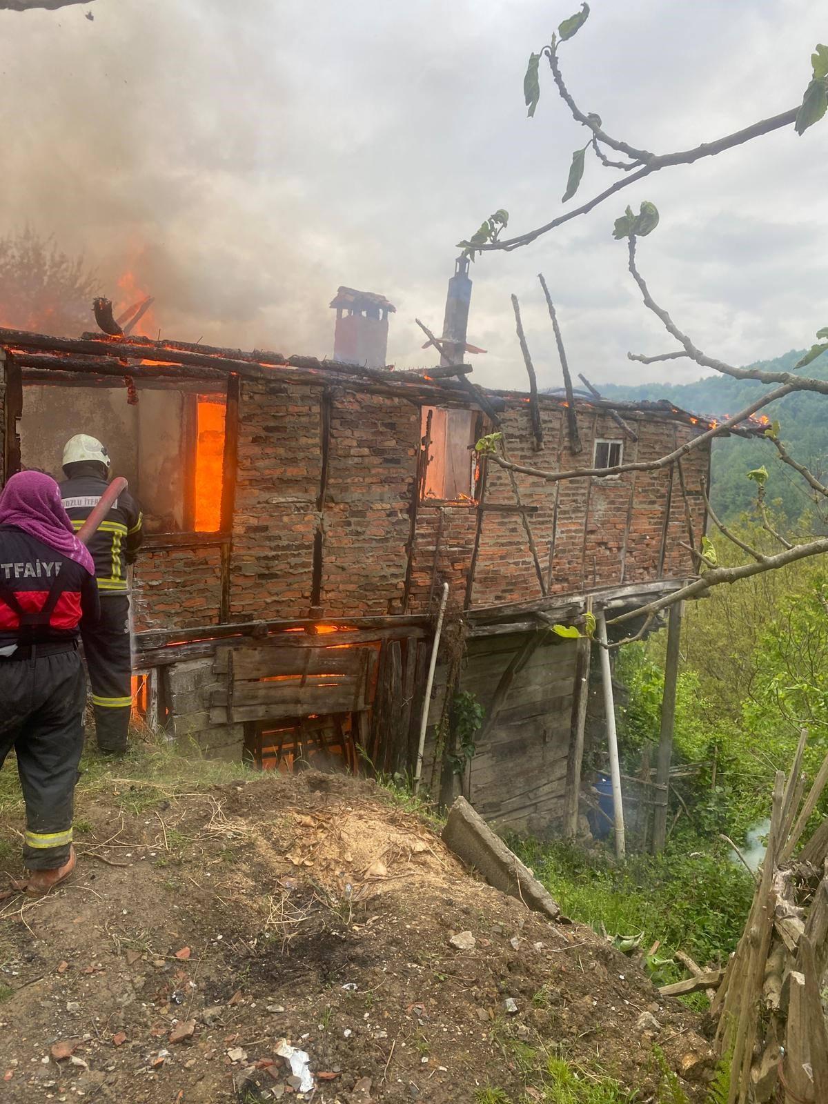 Zonguldak'ta iki ahşap ev tamamen kül oldu