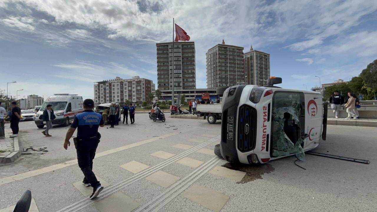 Hatay'da araçla çarpışan ambulans devrildi: 2 yaralı