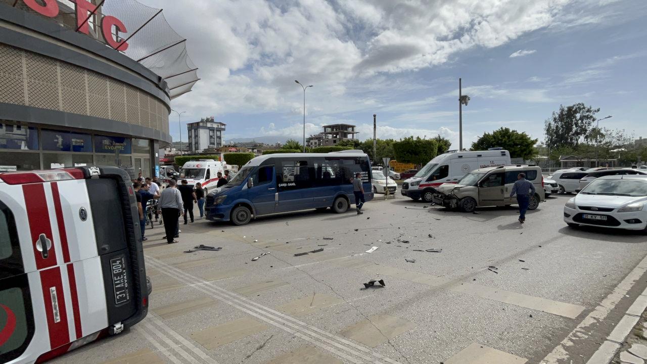 Hatay'da araçla çarpışan ambulans devrildi: 2 yaralı