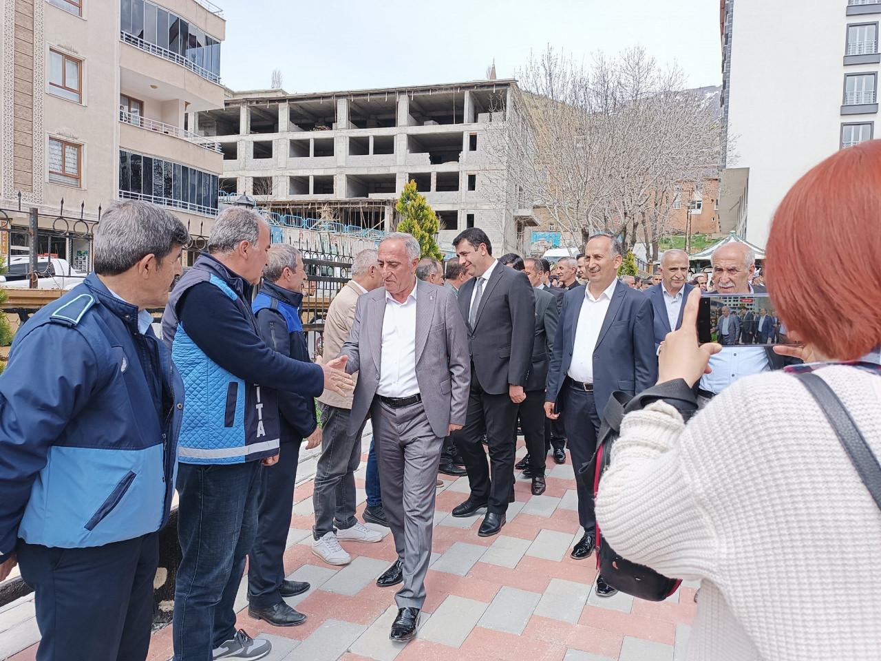 Şemdinli Belediye Başkanı Fahri Şakar, mazbatasını aldı