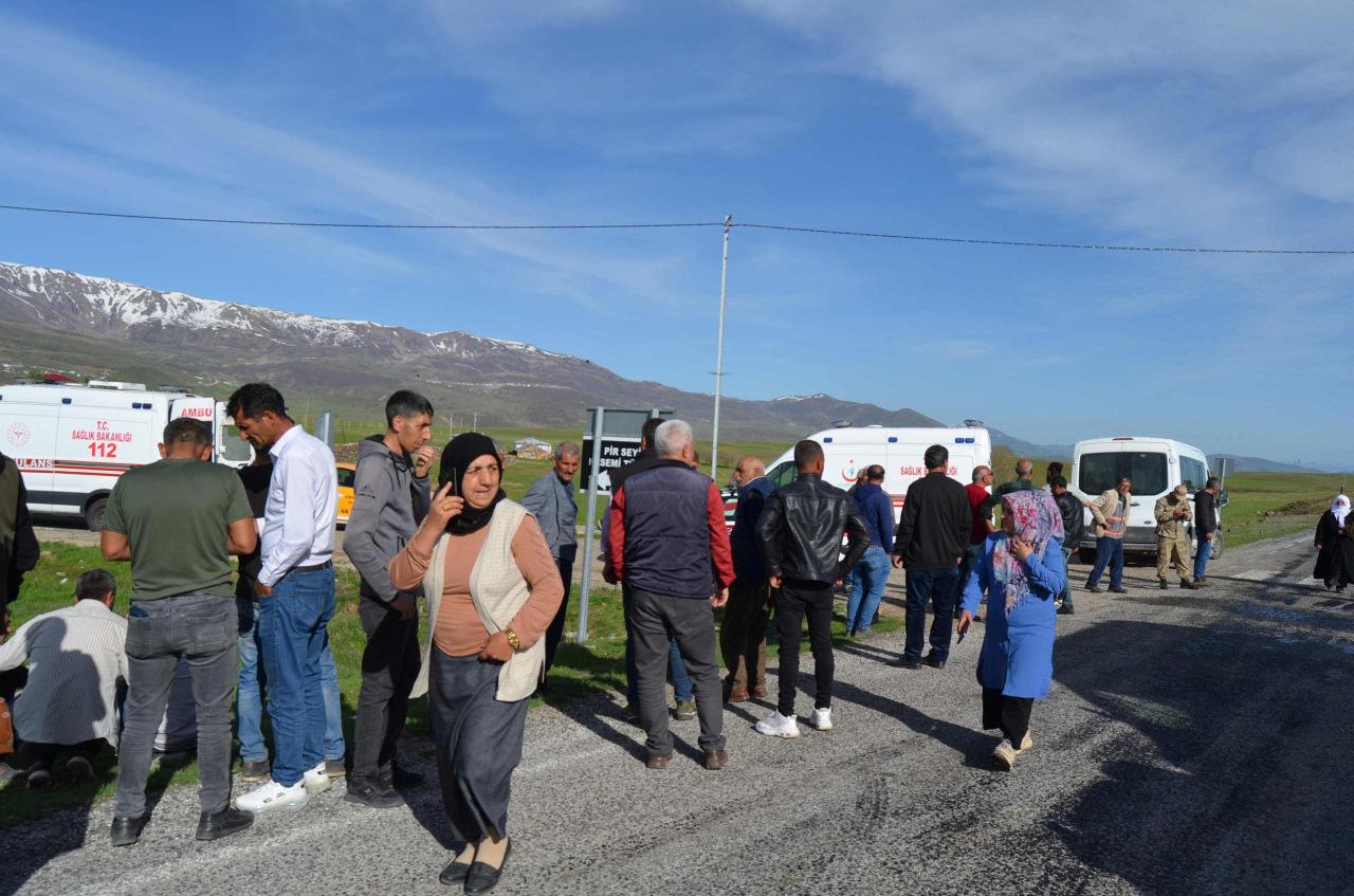 Muş'ta öğrenci servisi ile hafif ticari araç çarpıştı: 10 yaralı