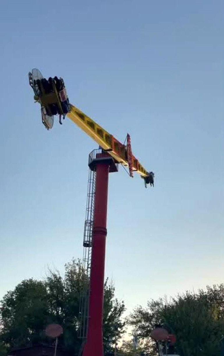 Harçlığını çıkarmak için çalıştığı lunaparkta talihsiz kaza!