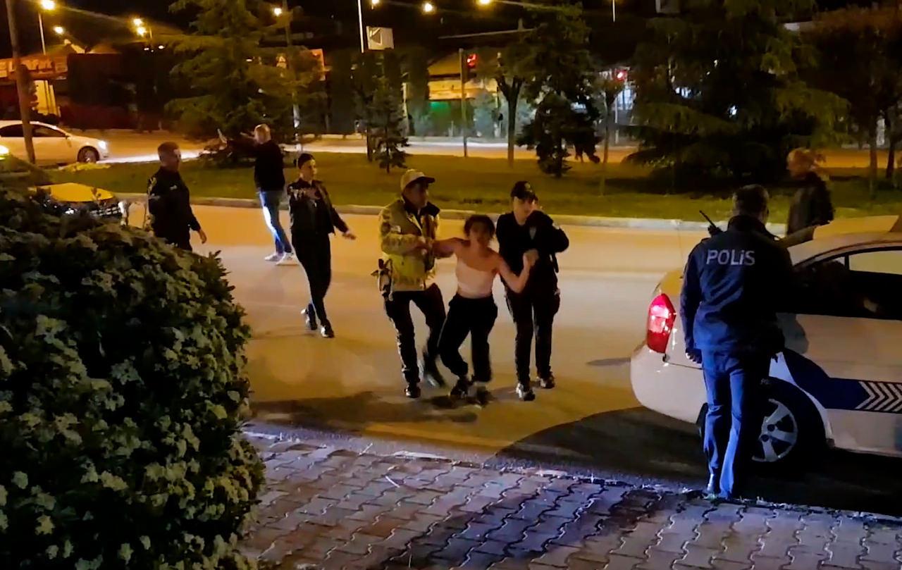 Dur ihtarına uymayıp kaçan kadın, yakalanınca polise böyle direndi!