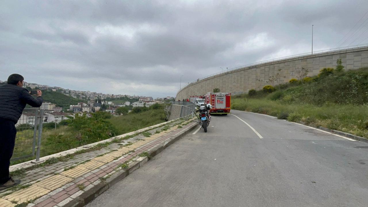 Hız sınırını 90 kilometre aşan araç su birikintisine girince 8 metre aşağı uçtu