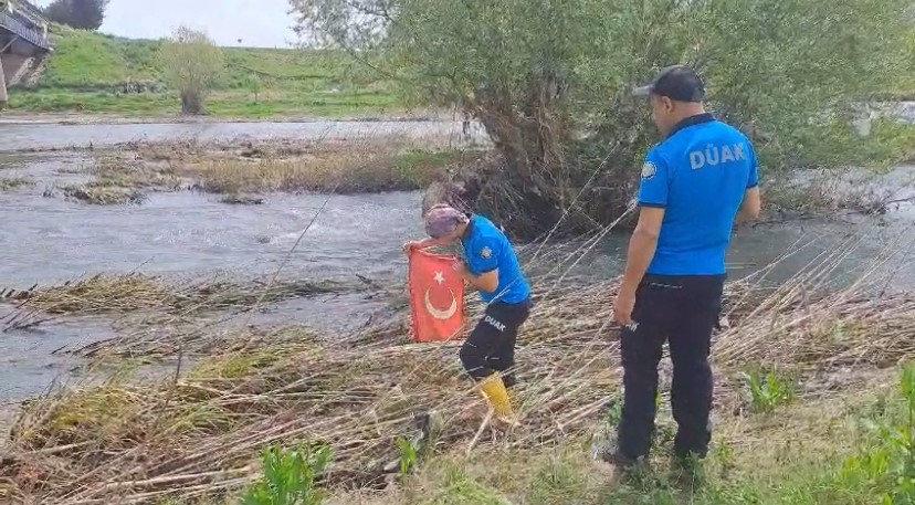 Dicle Nehri’nde arama kurtarma faaliyetinde olan ekibin ‘Türk bayrağı’ hassasiyeti