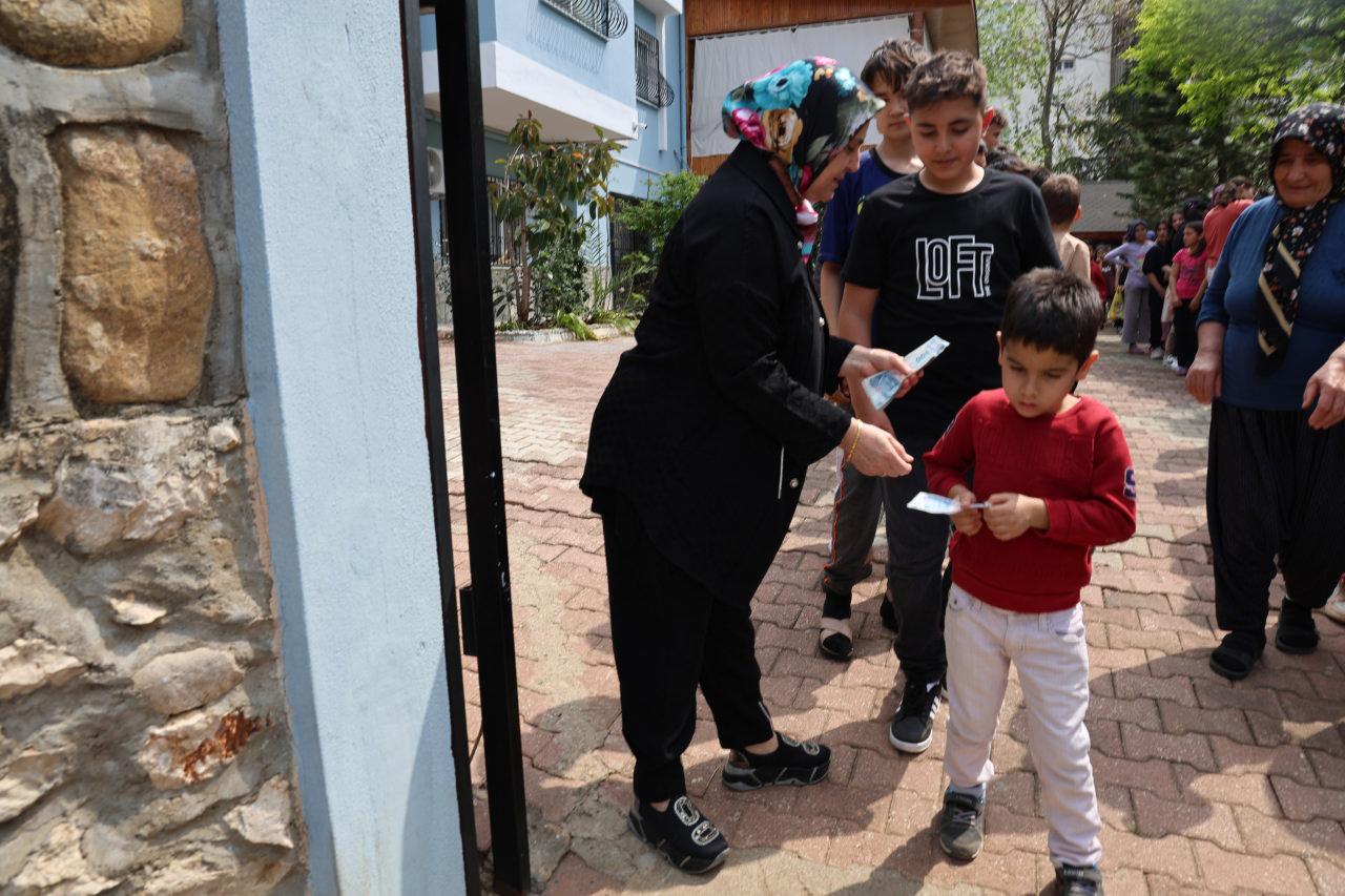 Adana'da çocukların bayram harçlığı kuyruğu