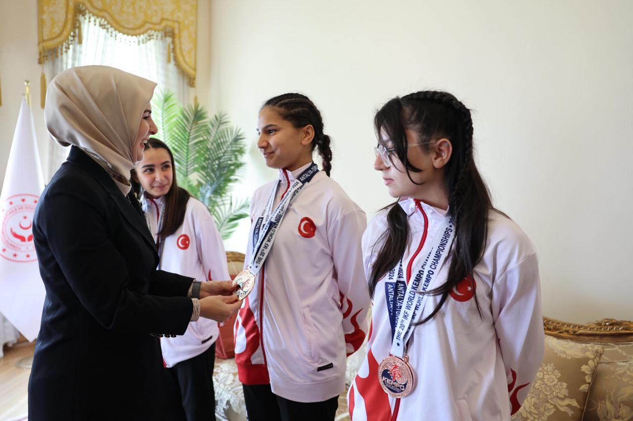 Bakan Göktaş, milli sporculara verdiği 'ziyaret' sözünü yerine getirdi