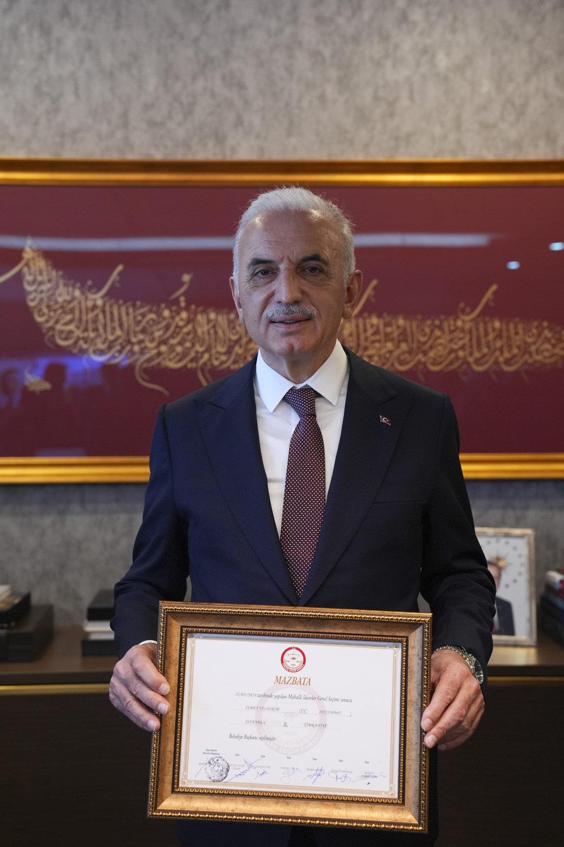 Ümraniye Belediye Başkanı İsmet Yıldırım, mazbatasını aldı