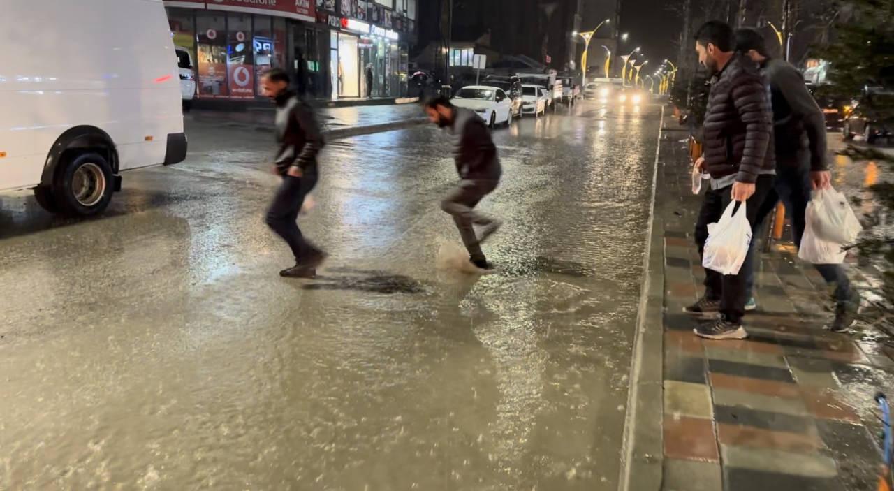 Sağanak yağış sonrası caddeler göle döndü, araçlar adeta suda yüzdü